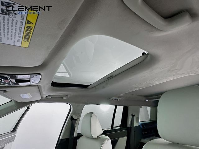 Hyundai Santa Fe Hybrid Vehicle Full-screen Gallery Image 22