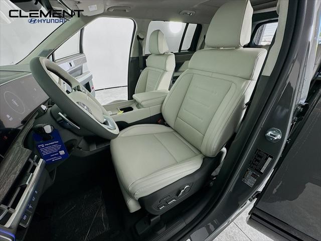 Hyundai Santa Fe Hybrid Vehicle Full-screen Gallery Image 27