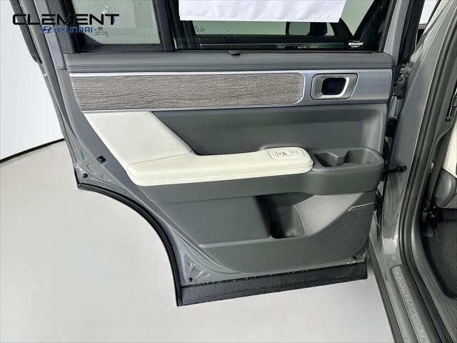 Hyundai Santa Fe Hybrid Vehicle Full-screen Gallery Image 28