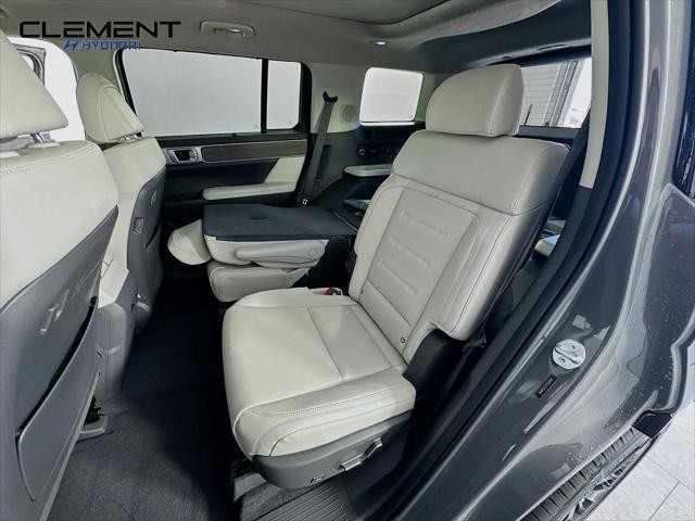 Hyundai Santa Fe Hybrid Vehicle Full-screen Gallery Image 29