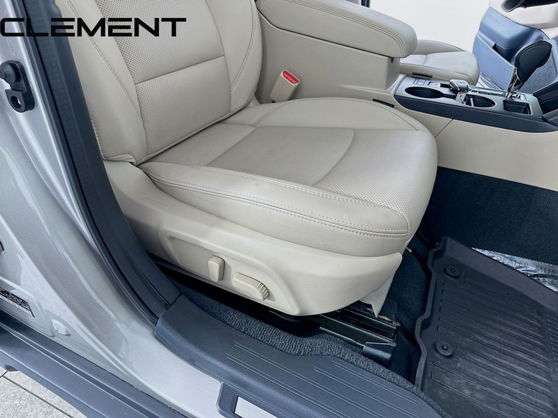 Subaru Outback Vehicle Full-screen Gallery Image 36