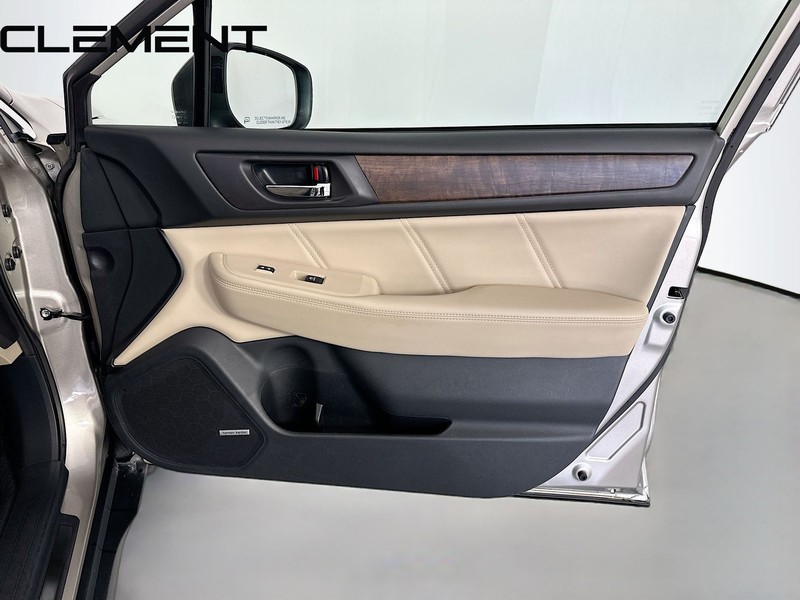 Subaru Outback Vehicle Full-screen Gallery Image 38