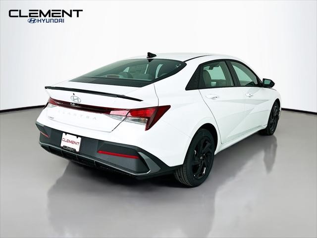 Hyundai Elantra Vehicle Full-screen Gallery Image 6