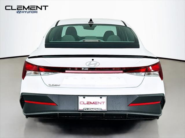Hyundai Elantra Vehicle Full-screen Gallery Image 7