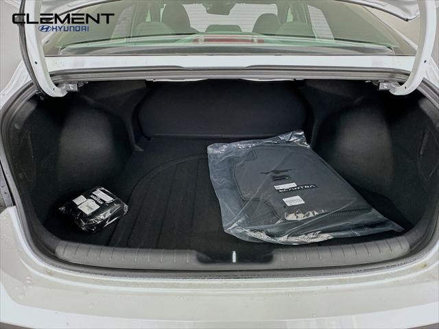 Hyundai Elantra Vehicle Full-screen Gallery Image 9