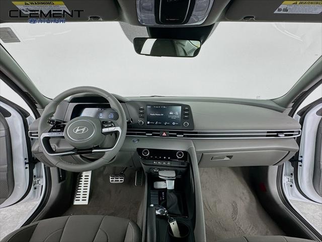 Hyundai Elantra Vehicle Full-screen Gallery Image 11