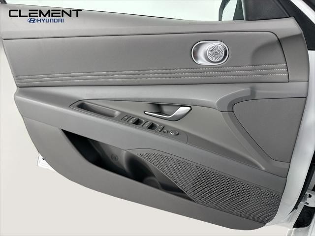 Hyundai Elantra Vehicle Full-screen Gallery Image 22