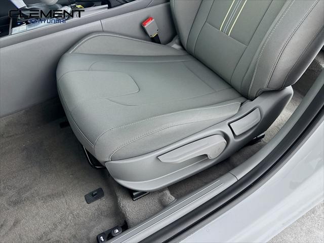 Hyundai Elantra Vehicle Full-screen Gallery Image 23