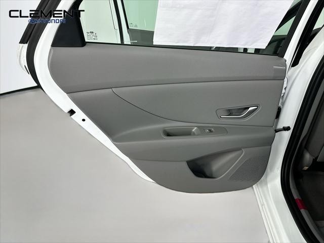 Hyundai Elantra Vehicle Full-screen Gallery Image 25