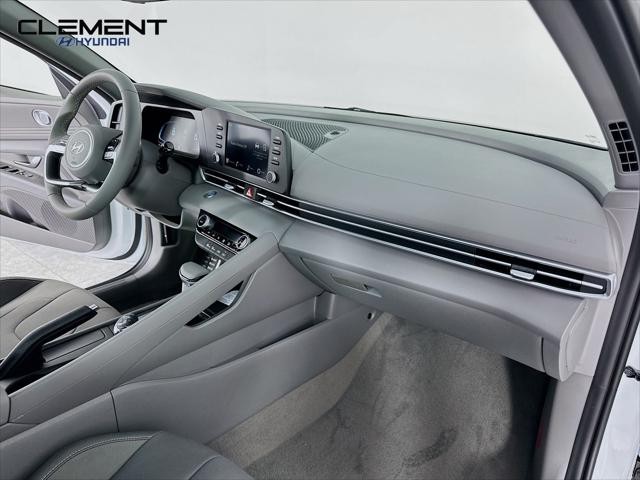 Hyundai Elantra Vehicle Full-screen Gallery Image 28
