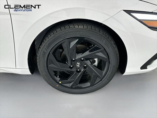 Hyundai Elantra Vehicle Full-screen Gallery Image 30
