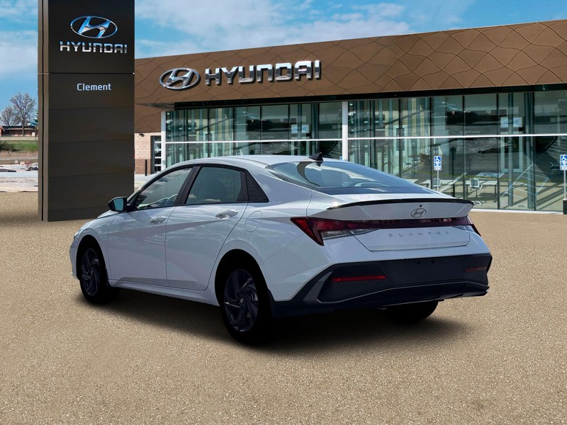 Hyundai Elantra Vehicle Full-screen Gallery Image 5