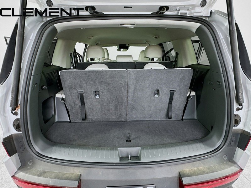 Hyundai Santa Fe Vehicle Full-screen Gallery Image 11