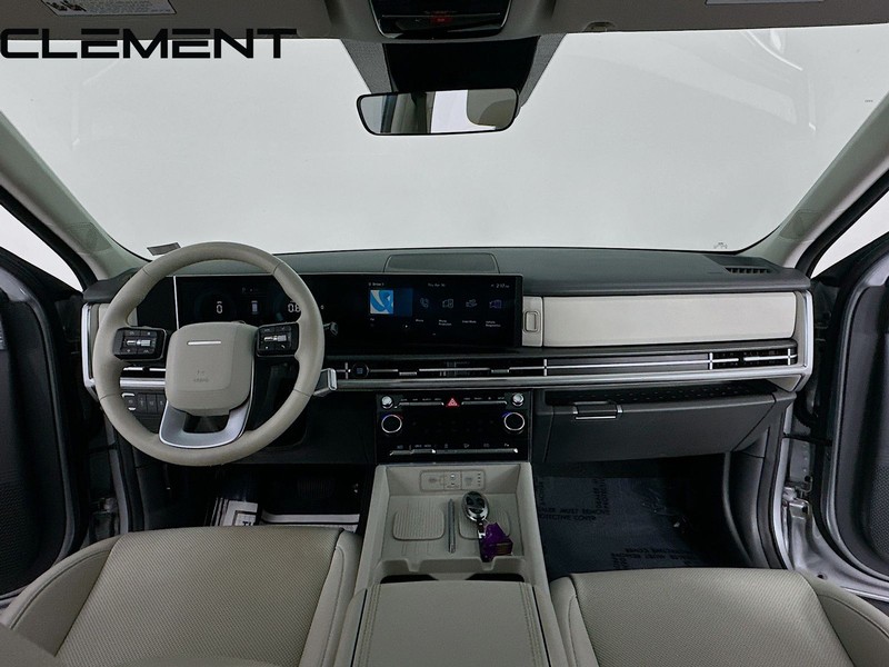 Hyundai Santa Fe Vehicle Full-screen Gallery Image 12