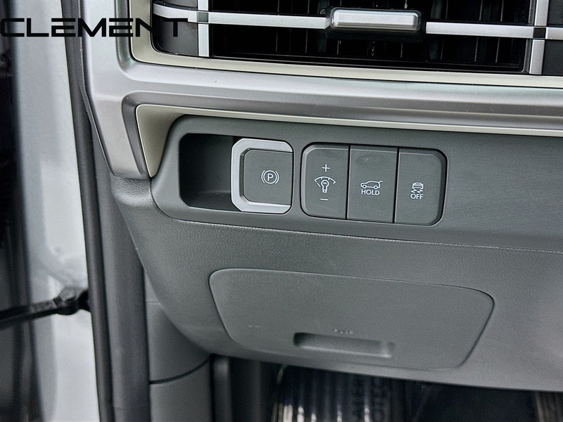 Hyundai Santa Fe Vehicle Full-screen Gallery Image 13