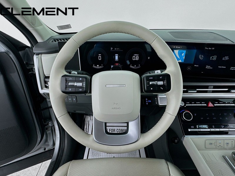 Hyundai Santa Fe Vehicle Full-screen Gallery Image 14