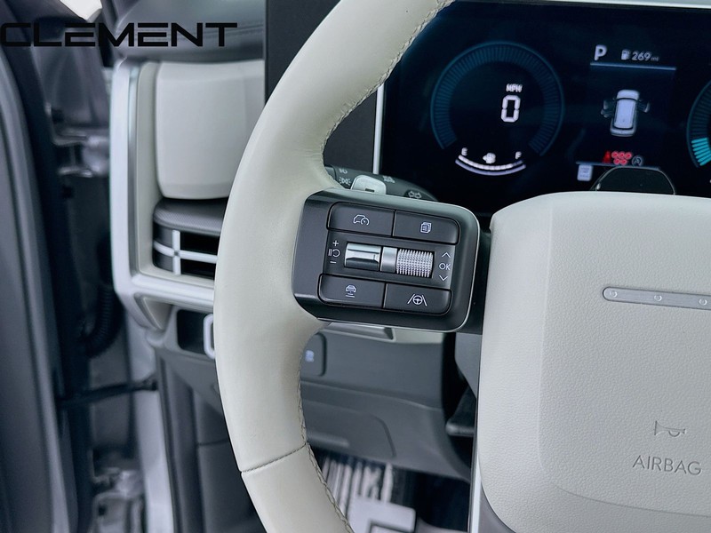 Hyundai Santa Fe Vehicle Full-screen Gallery Image 15
