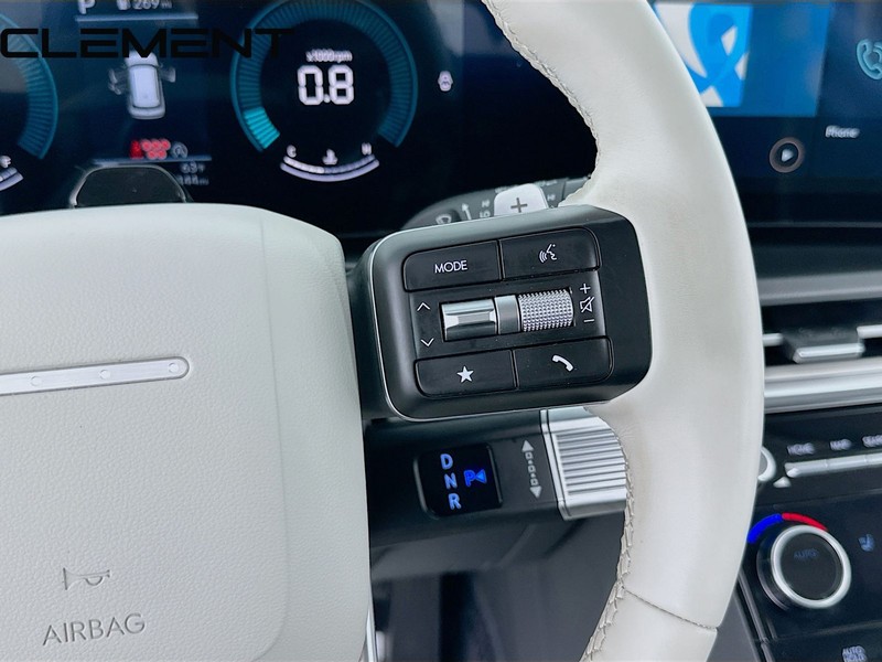 Hyundai Santa Fe Vehicle Full-screen Gallery Image 17