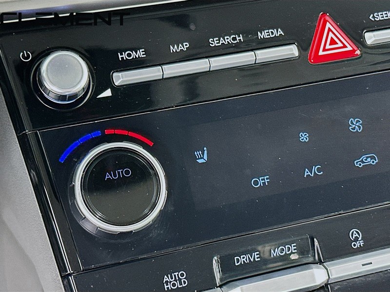 Hyundai Santa Fe Vehicle Full-screen Gallery Image 23