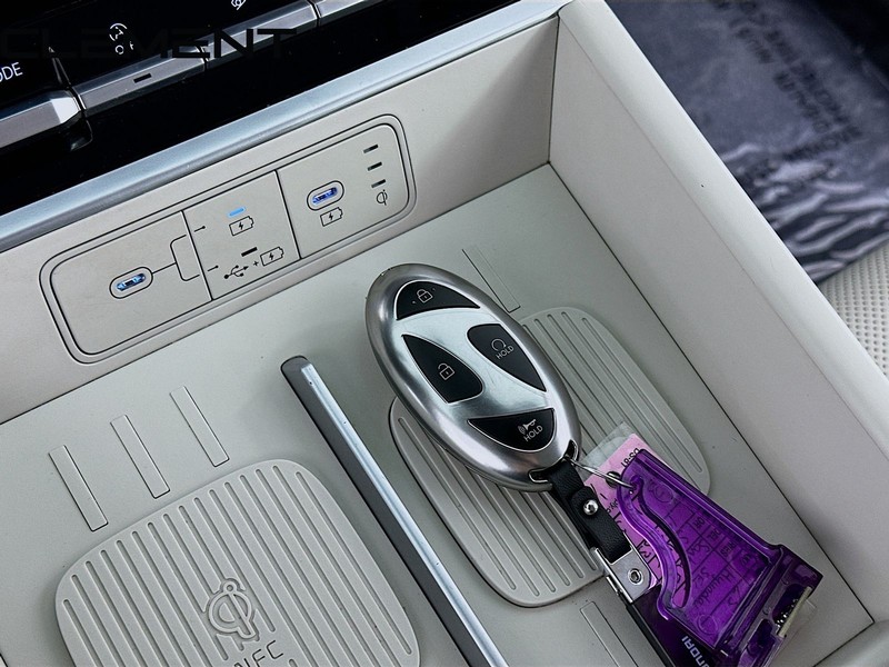 Hyundai Santa Fe Vehicle Full-screen Gallery Image 24