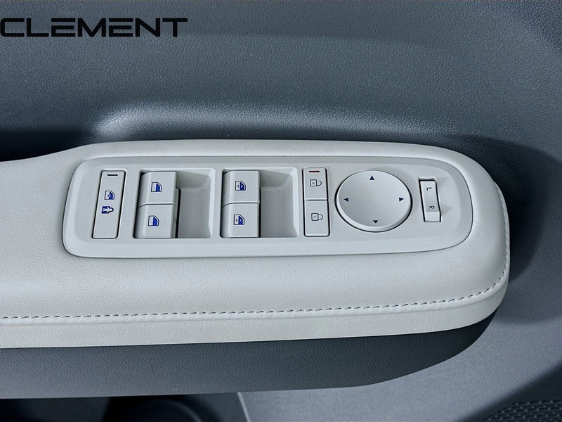 Hyundai Santa Fe Vehicle Full-screen Gallery Image 25