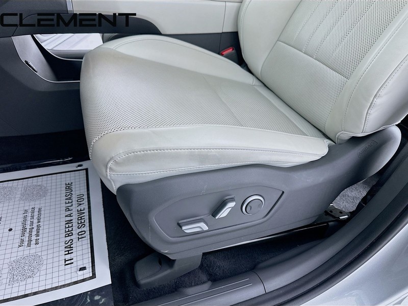 Hyundai Santa Fe Vehicle Full-screen Gallery Image 28