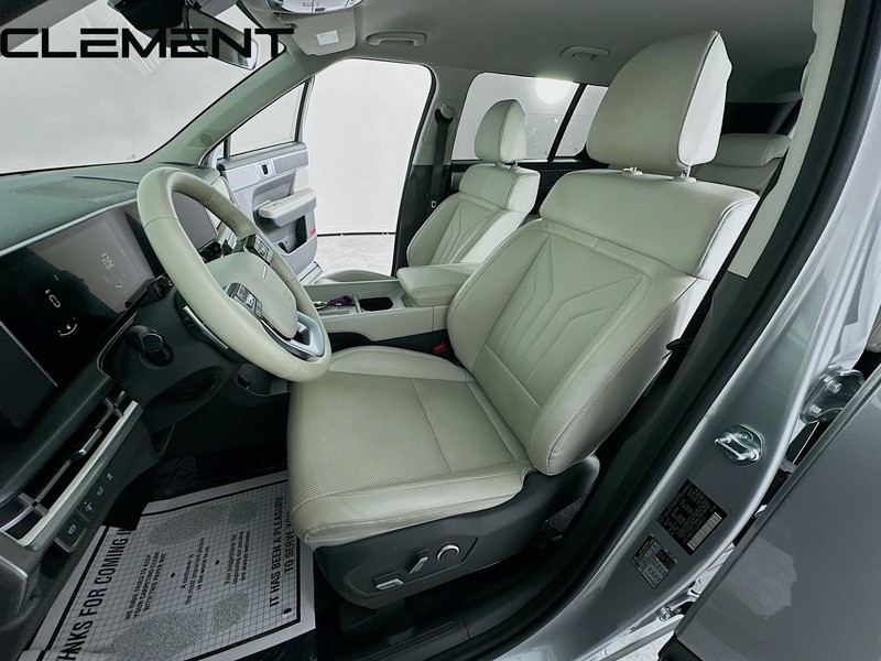 Hyundai Santa Fe Vehicle Full-screen Gallery Image 29