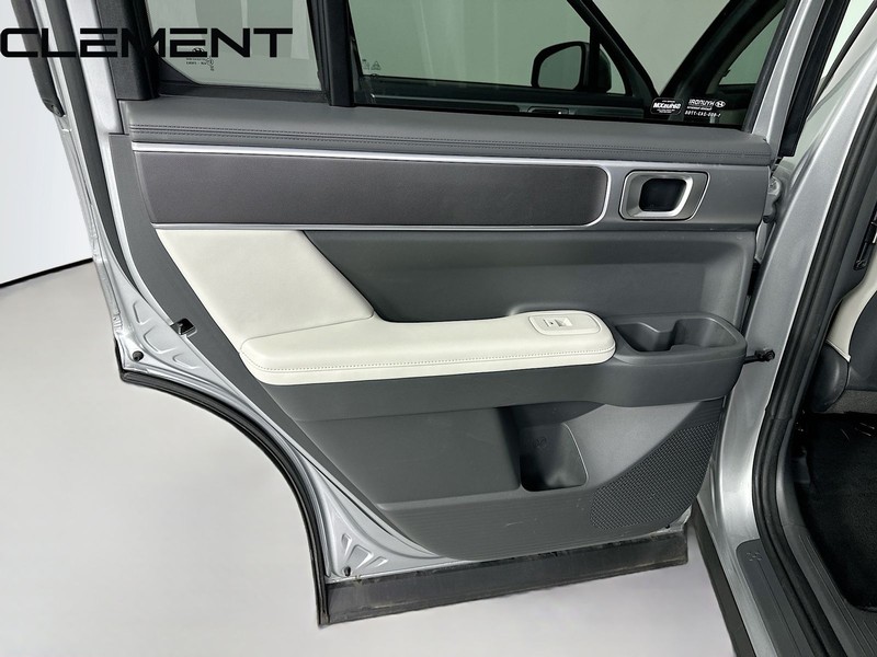 Hyundai Santa Fe Vehicle Full-screen Gallery Image 30