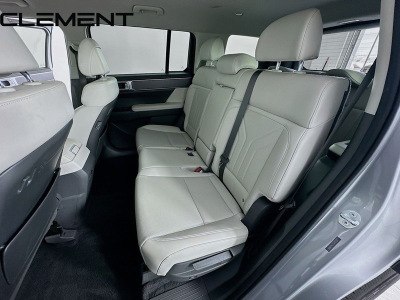 Hyundai Santa Fe Vehicle Full-screen Gallery Image 32