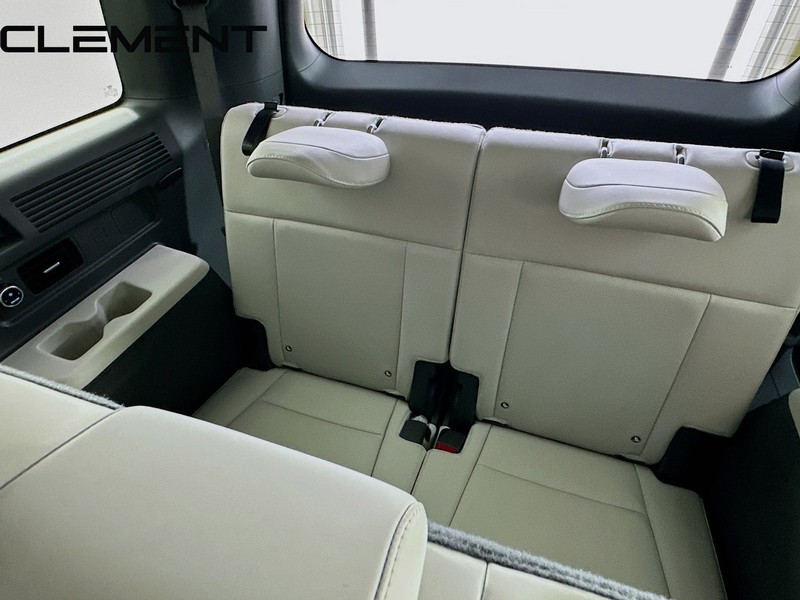 Hyundai Santa Fe Vehicle Full-screen Gallery Image 33