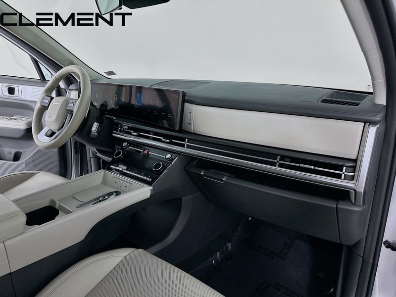 Hyundai Santa Fe Vehicle Full-screen Gallery Image 35