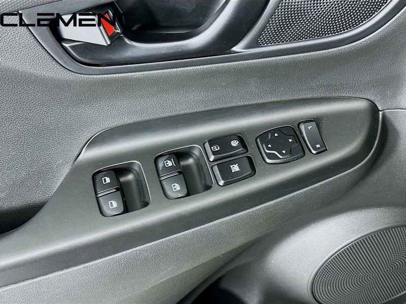 Hyundai Kona Vehicle Full-screen Gallery Image 27