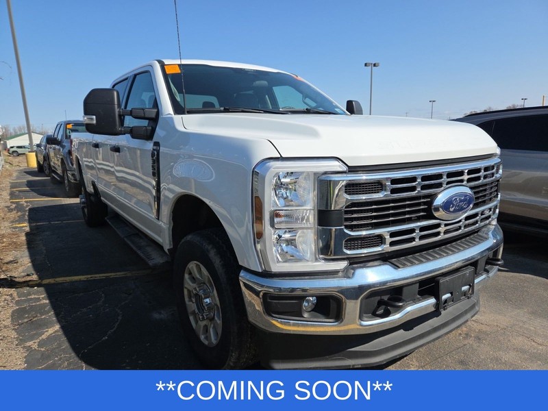 Ford Super Duty F-350 SRW Vehicle Full-screen Gallery Image 2