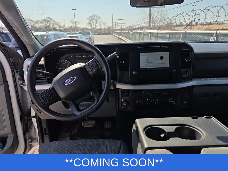 Ford Super Duty F-350 SRW Vehicle Full-screen Gallery Image 3