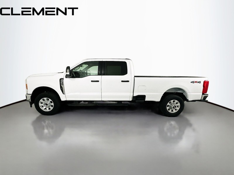 Ford Super Duty F-350 SRW Vehicle Full-screen Gallery Image 6