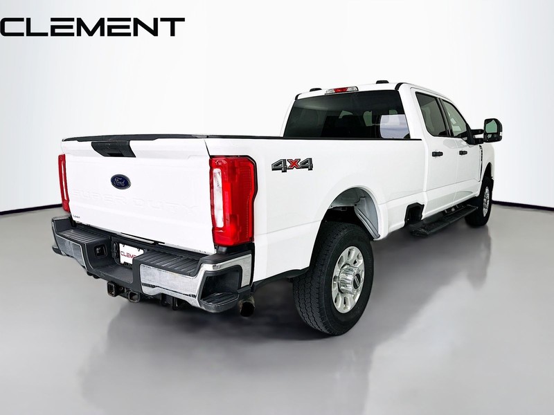 Ford Super Duty F-350 SRW Vehicle Full-screen Gallery Image 7