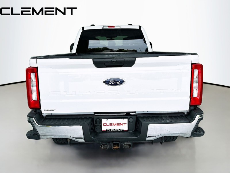 Ford Super Duty F-350 SRW Vehicle Full-screen Gallery Image 8