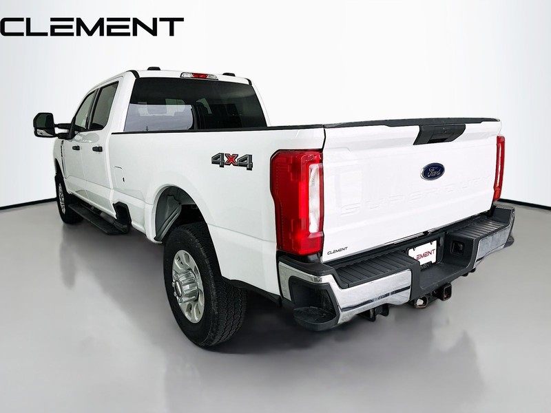 Ford Super Duty F-350 SRW Vehicle Full-screen Gallery Image 10