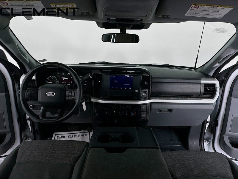 Ford Super Duty F-350 SRW Vehicle Full-screen Gallery Image 12