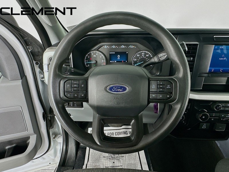 Ford Super Duty F-350 SRW Vehicle Full-screen Gallery Image 14