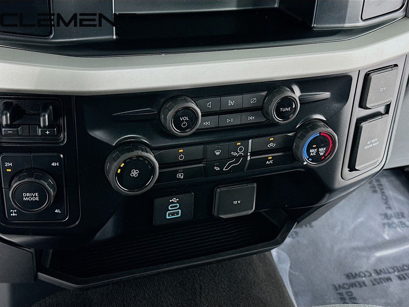 Ford Super Duty F-350 SRW Vehicle Full-screen Gallery Image 22