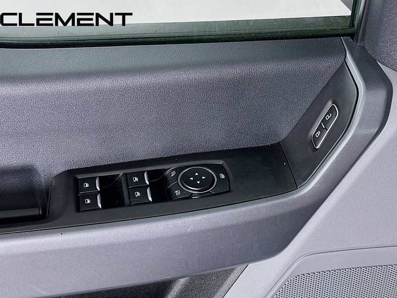 Ford Super Duty F-350 SRW Vehicle Full-screen Gallery Image 24