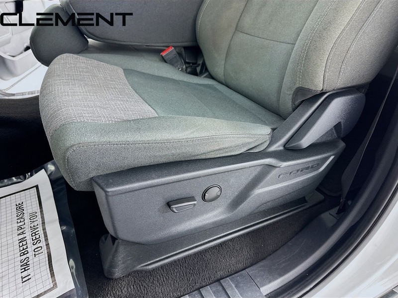 Ford Super Duty F-350 SRW Vehicle Full-screen Gallery Image 27
