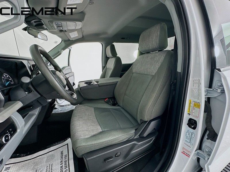 Ford Super Duty F-350 SRW Vehicle Full-screen Gallery Image 28