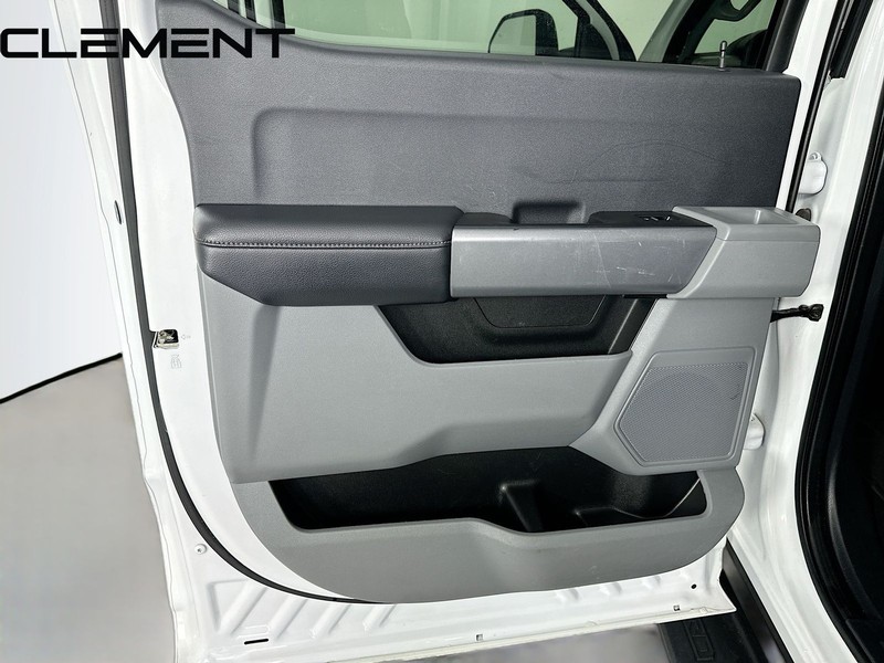 Ford Super Duty F-350 SRW Vehicle Full-screen Gallery Image 29