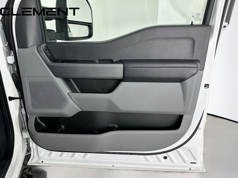 Ford Super Duty F-350 SRW Vehicle Full-screen Gallery Image 34