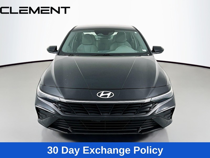 Hyundai Elantra Vehicle Full-screen Gallery Image 3