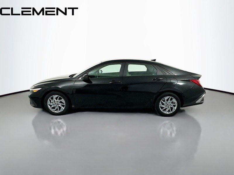 Hyundai Elantra Vehicle Full-screen Gallery Image 6