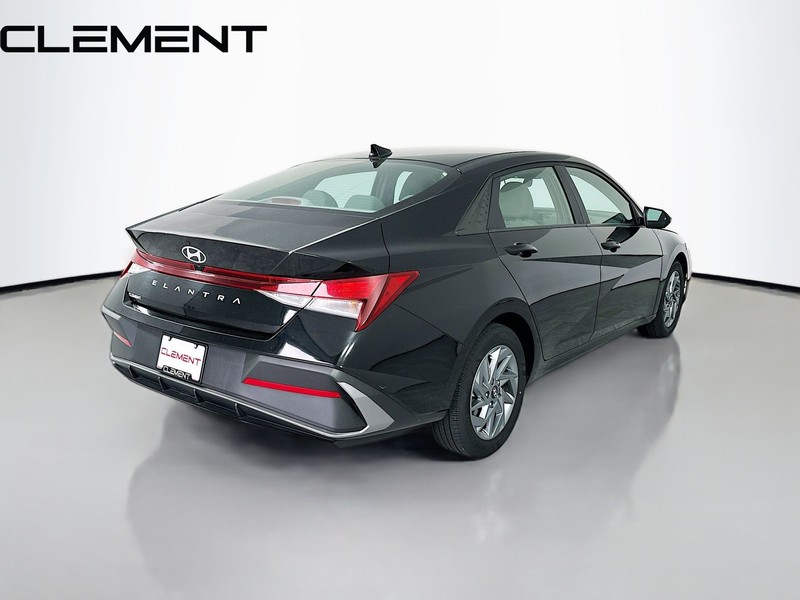 Hyundai Elantra Vehicle Full-screen Gallery Image 7