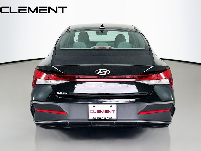 Hyundai Elantra Vehicle Full-screen Gallery Image 8